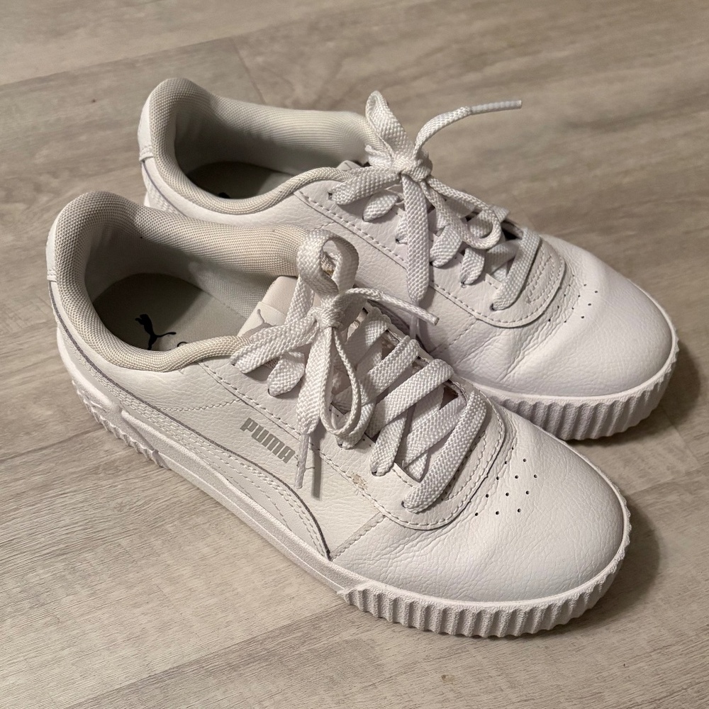 WHITE PUMA SNEAKERS SIZE 5C